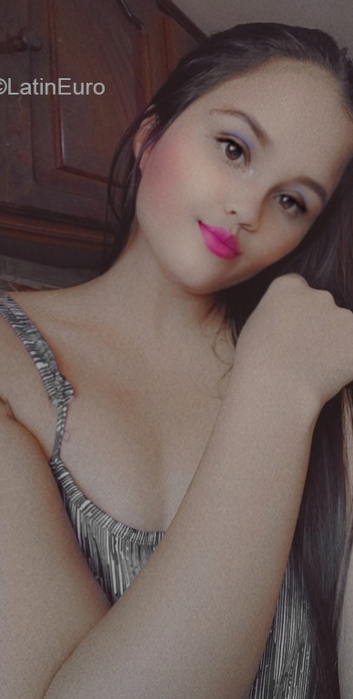 Date this nice looking Venezuela girl Camilahiollm from Valencia VE4147