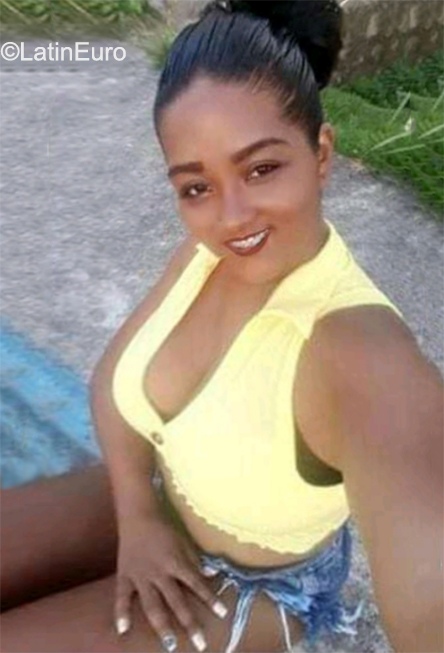 Date this nice looking Brazil girl Priscila from Salvador BR11767
