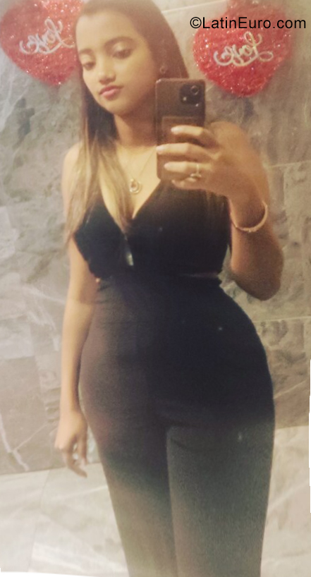 Date this athletic Dominican Republic girl DURELIS from Santo Domingo DO40761