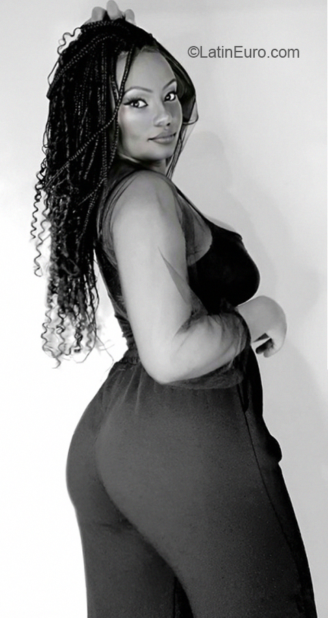 Date this attractive Brazil girl Leticia from Tres Coracoes BR11905