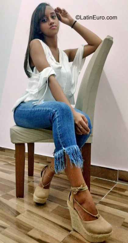 Date this good-looking Brazil girl Larissa from Salvador BR11923