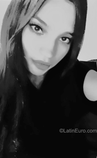 Date this nice looking Colombia girl Estefi from Bogota CO31783