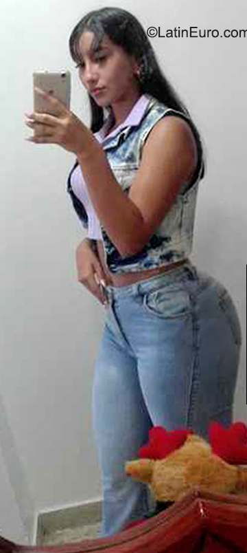Date this nice looking Venezuela girl Nau from San Cristóbal VE4225