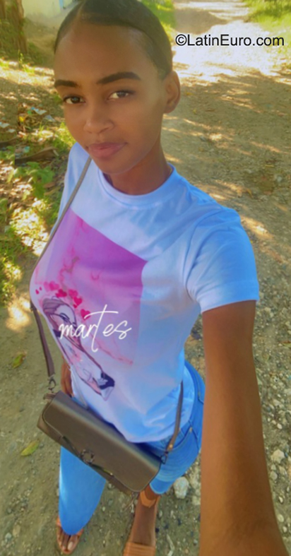 Date this beautiful Dominican Republic girl Karen from Santo Domingo Este DO40876