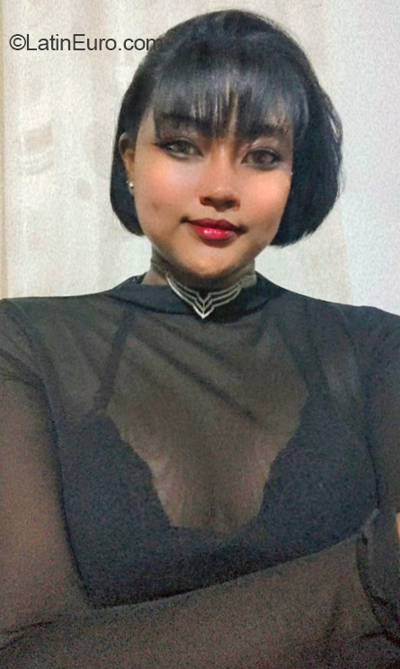 Date this attractive Colombia girl Angie from Cali CO31993