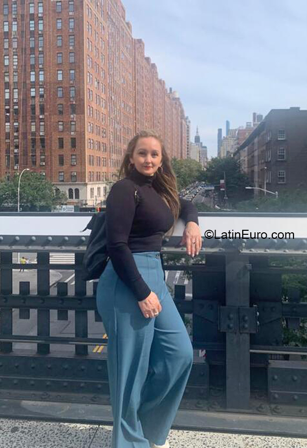 Date this foxy Colombia girl Lesly from Armenia CO32059