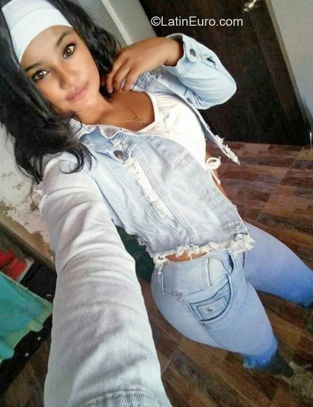 Date this voluptuous Colombia girl Angie from Bogota CO32102