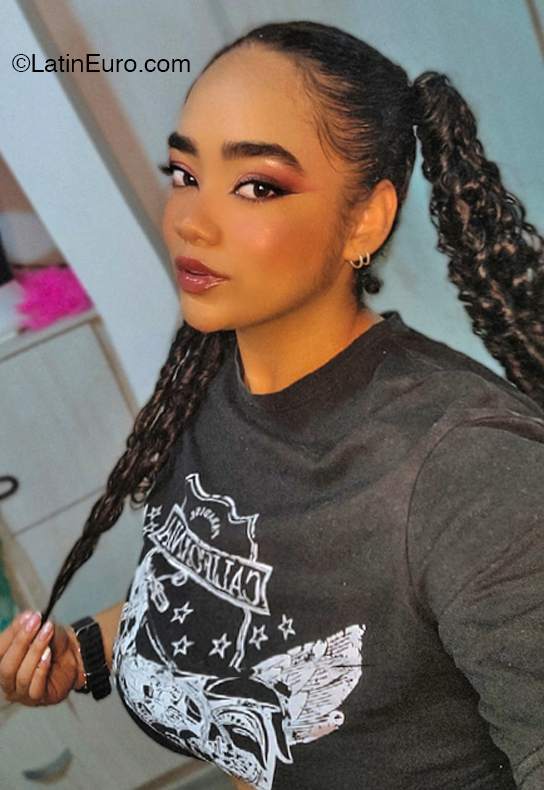 Date this gorgeous Colombia girl Leidy from  CO32203