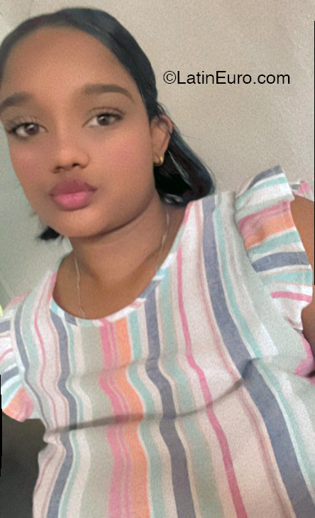 Date this foxy Dominican Republic girl Veronica from Santo Domingo Este DO43595