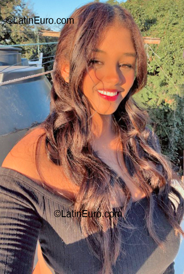 Date this gorgeous Dominican Republic girl Danyelis from Santo Domingo DO52649