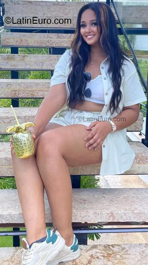 Date this nice looking Dominican Republic girl Smirna from Santo Domingo DO52801