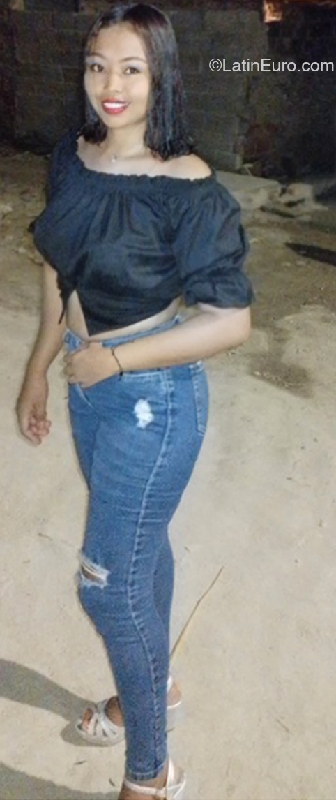 Date this nice looking Colombia girl Grey from Barranquilla CO33029