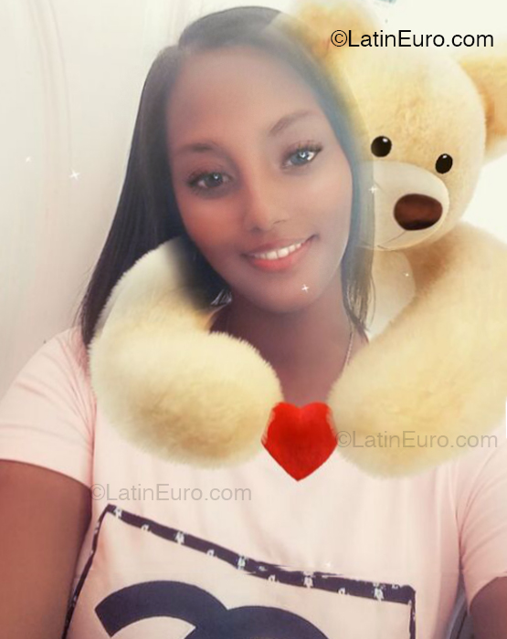 Date this athletic Dominican Republic girl Betz from Santo Domingo DO53107