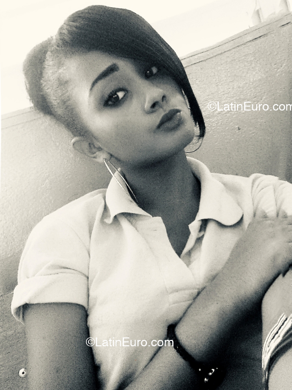 Date this hard body United States girl Meralis from Miami US25071