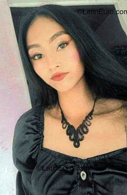 Date this charming Mexico girl Elizabeth from Cancun MX2737