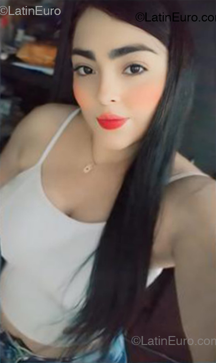Date this gorgeous Colombia girl Aleja from Colombia CO33208