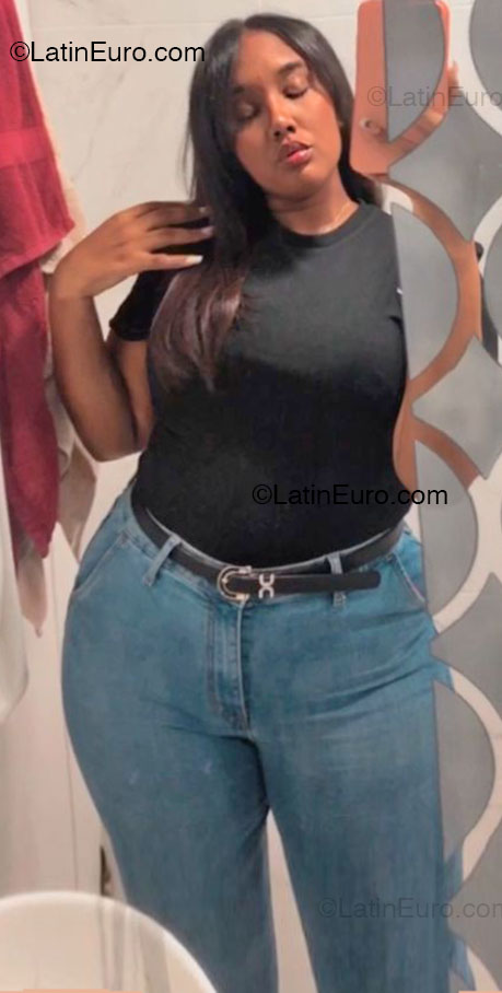 Date this hard body Dominican Republic girl Coral from Santiago DO54465