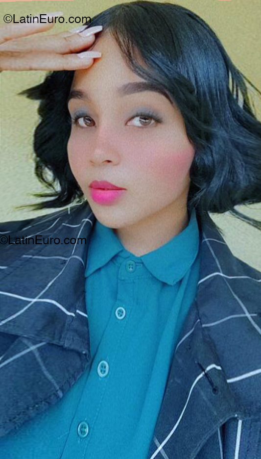 Date this foxy Dominican Republic girl Esmeralda from Santo Domingo Este DO54497