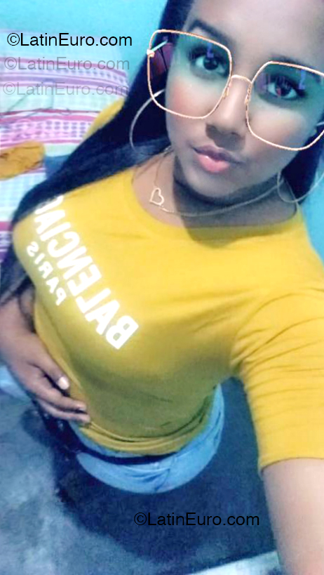 Date this voluptuous Dominican Republic girl Mabel from Santo Domingo DO54673