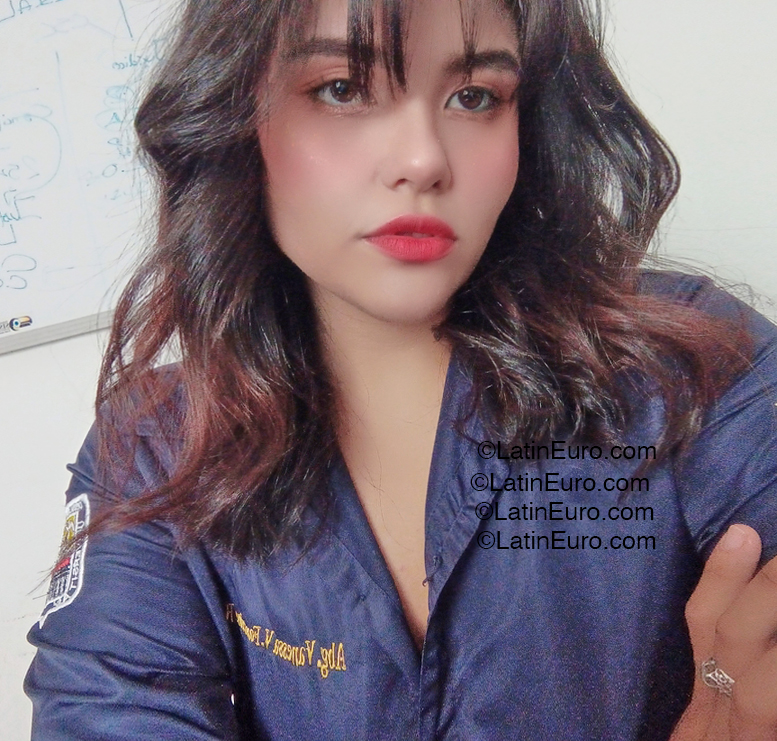 Date this pretty Venezuela girl Victoria from Valencia VE5291