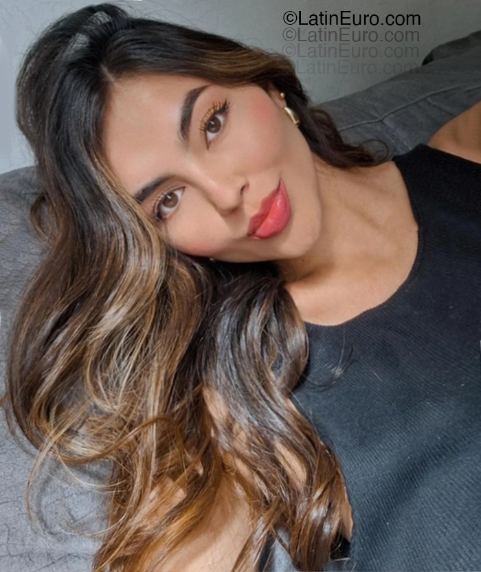 Date this exotic Colombia girl Laura from Bogota CO33339