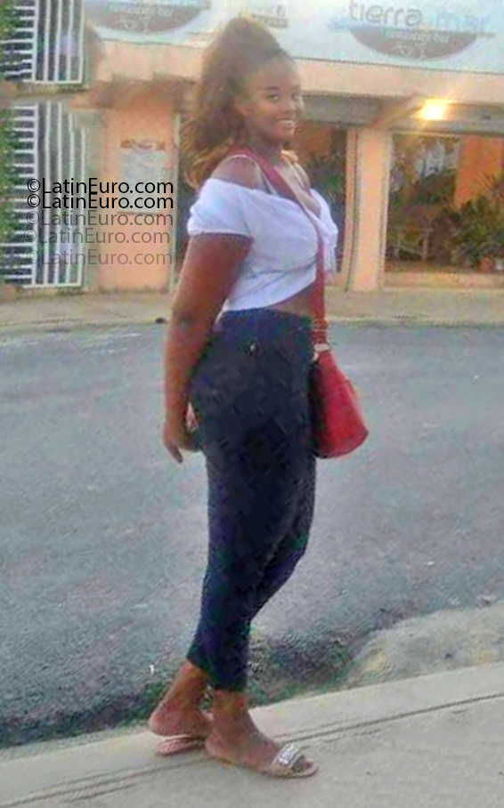 Date this happy Dominican Republic girl Estrella from Santo Domingo DO55185
