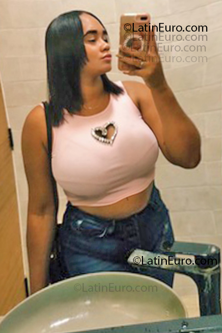 Date this athletic Dominican Republic girl Natacha from Punta Cana DO55199