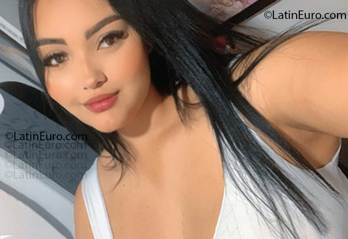 Date this gorgeous Colombia girl Caro from Medellin CO33385