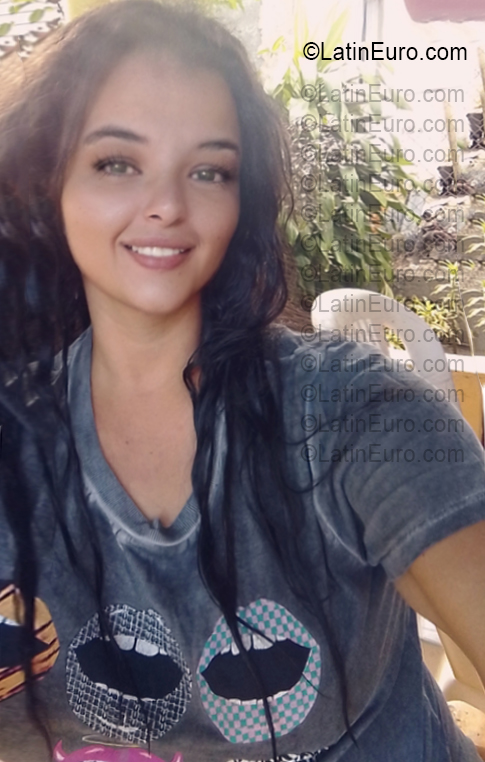 Date this stunning Dominican Republic girl Alondra from Santiago DO55524