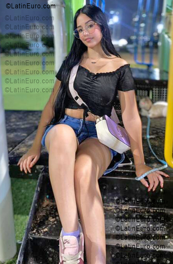Date this tall Colombia girl Albe from Medellin CO33518