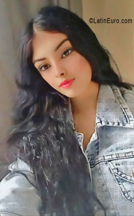 Date this hard body Venezuela girl Georgelis from Barcelona VE5381