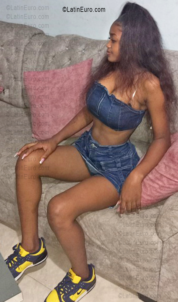 Date this lovely Colombia girl Thalia from Medellin CO33533