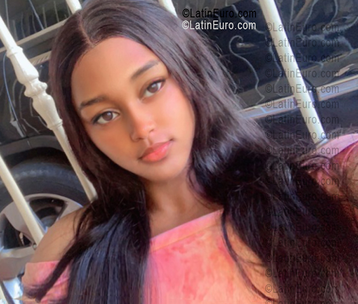 Date this foxy Dominican Republic girl Awii from Santiago DO55639