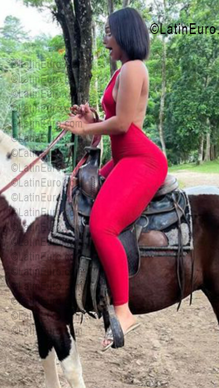 Date this attractive Dominican Republic girl Carolina from Azua DO55909