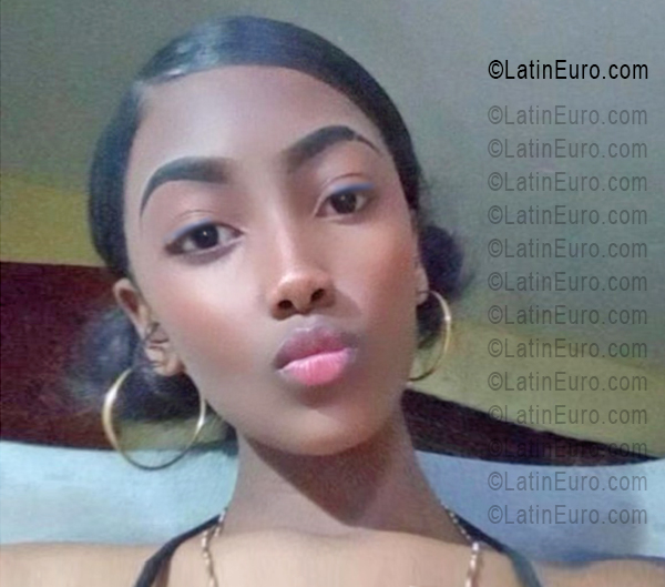 Date this pretty Dominican Republic girl Esmeralda from Santo Domingo DO55919
