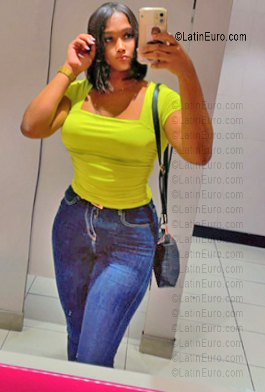 Date this nice looking Dominican Republic girl Indiana from Santo Domingo DO55939