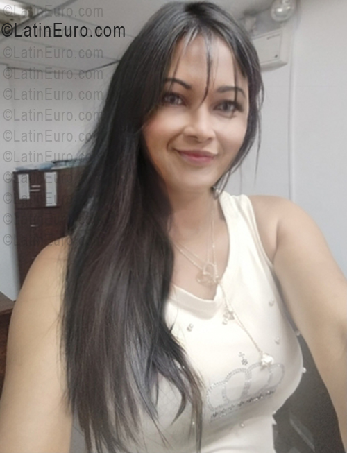 Date this gorgeous Venezuela girl Mar from Caracas VE5509