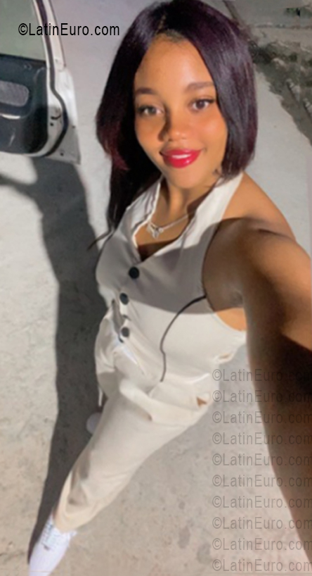 Date this charming Dominican Republic girl Crisnabel from Santo Domingo DO56265