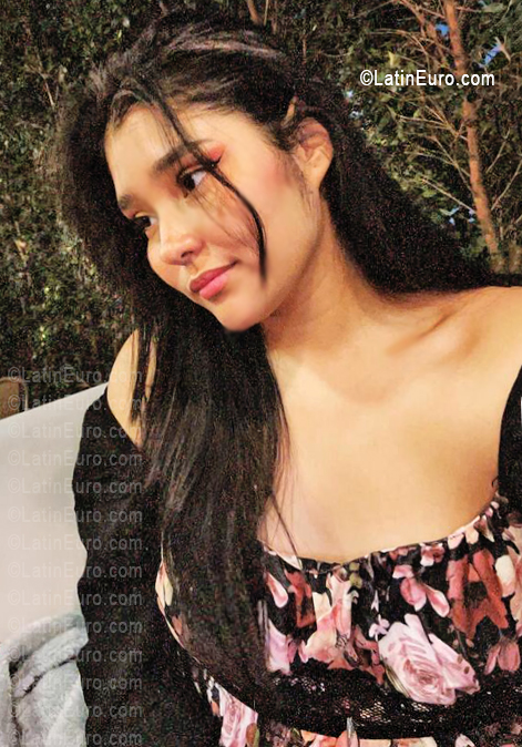 Date this nice looking Ecuador girl Nicol from Quito EC1139