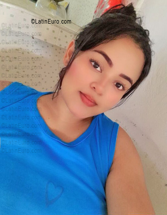 Date this attractive Colombia girl Dulce from Barranquilla CO33737