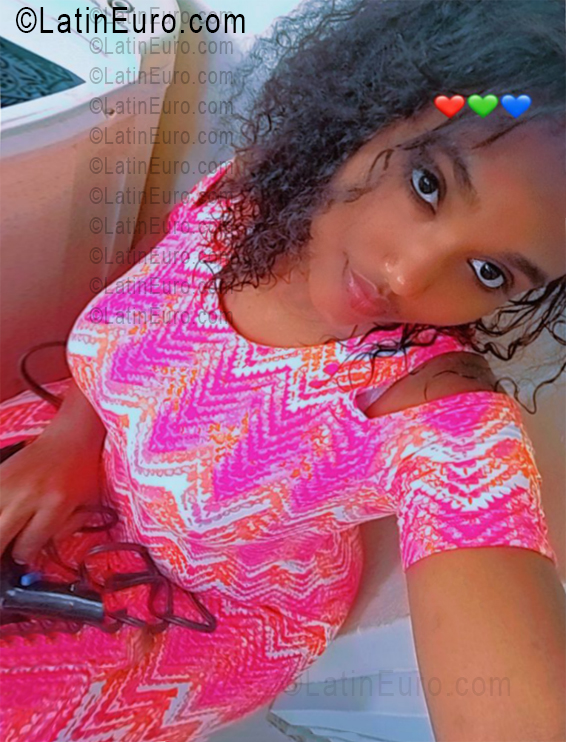 Date this nice looking Dominican Republic girl Neiry from Santo Domingo DO56470