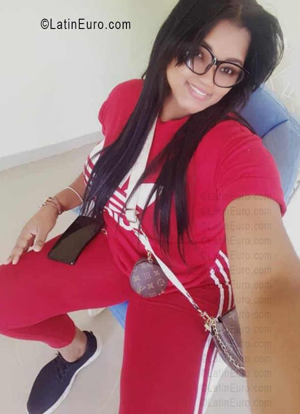 Date this happy Dominican Republic girl Thalia from Santo Domingo DO56502