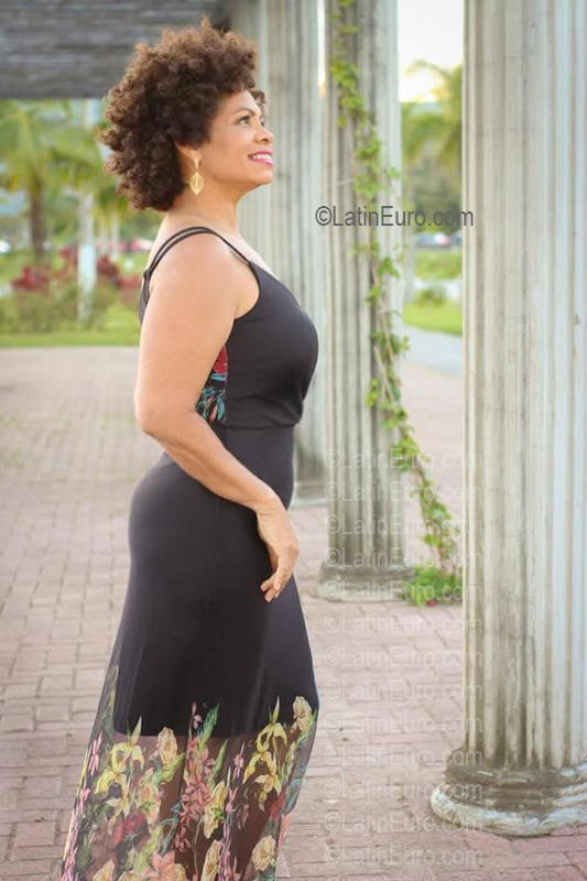 Date this good-looking Brazil girl Maria from Maringa BR12426