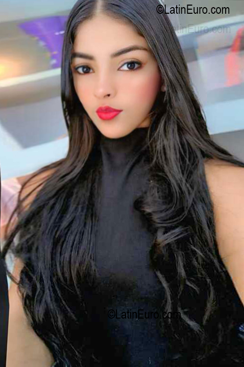 Date this gorgeous Venezuela girl Aurora from Barcelona VE5729