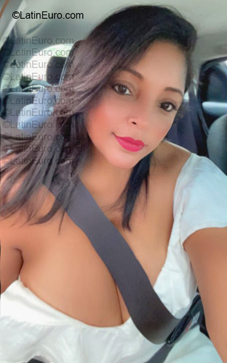 Date this pretty Dominican Republic girl Yinet from Santo Domingo DO57099
